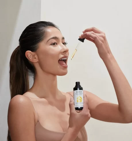 girl eating SIMKA_liquid